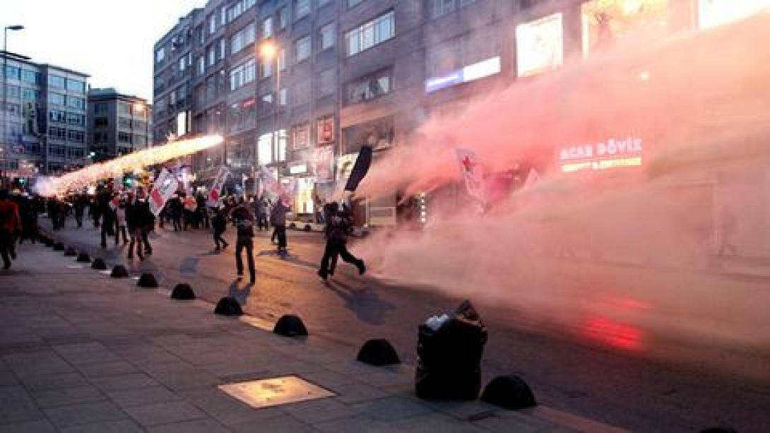 Με δακρυγόνα εναντίον των διαδηλωτών η αστυνομία στην Κωνσταντινούπολη
