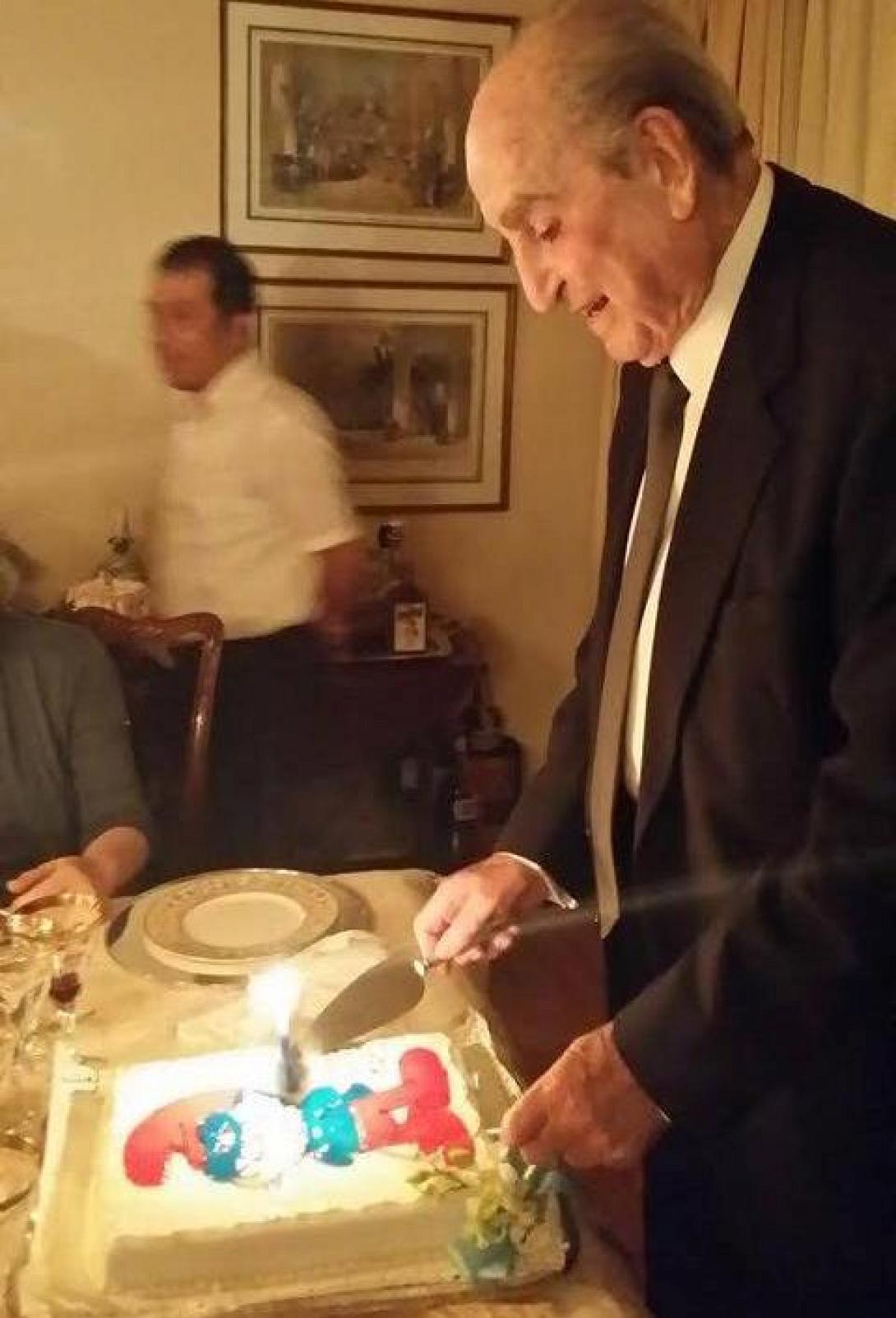 Με τούρτα μπαρμπα-Στρουμφ γιόρτασε τα  96α γενέθλιά του ο Κων/νος Μητσοτάκης