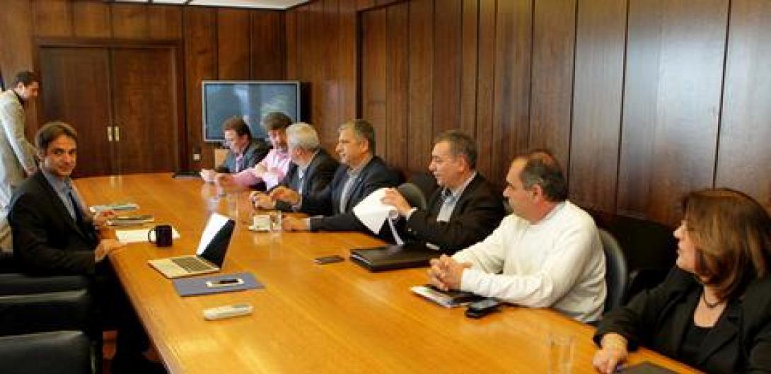 Υπουργός και δήμαρχοι συζήτησαν για την επανεξέταση των συμβάσεων