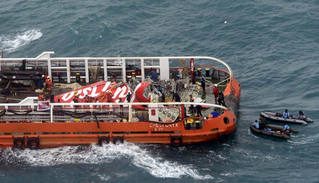Ινδονησία: Δύτες βρήκαν το ένα μαύρο κουτί του αεροσκάφους της AirAsia 