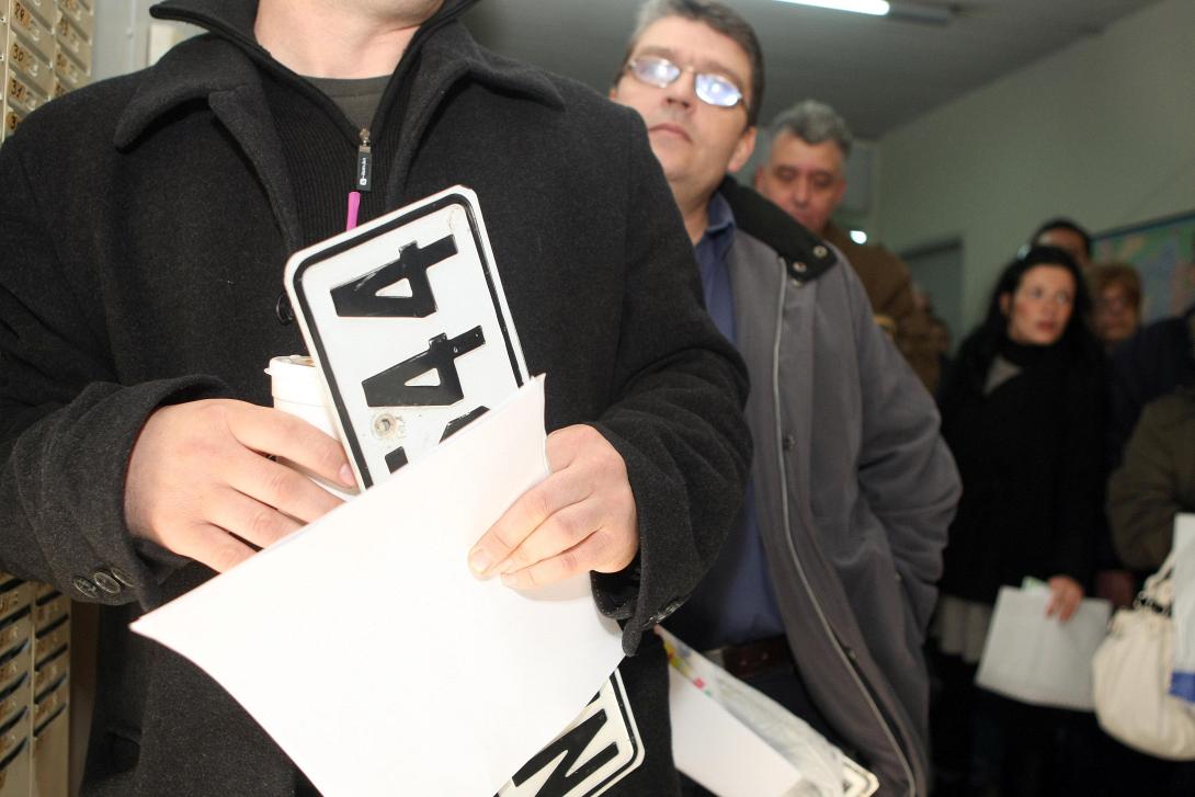 Πως καταθέτουν τις πινακίδες των  ιχ οι Ευρωπαίοι