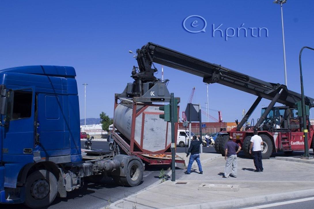 Νταλίκα &quot;δίπλωσε&quot; στην παραλιακή του Ηρακλείου (φωτορεπορτάζ)