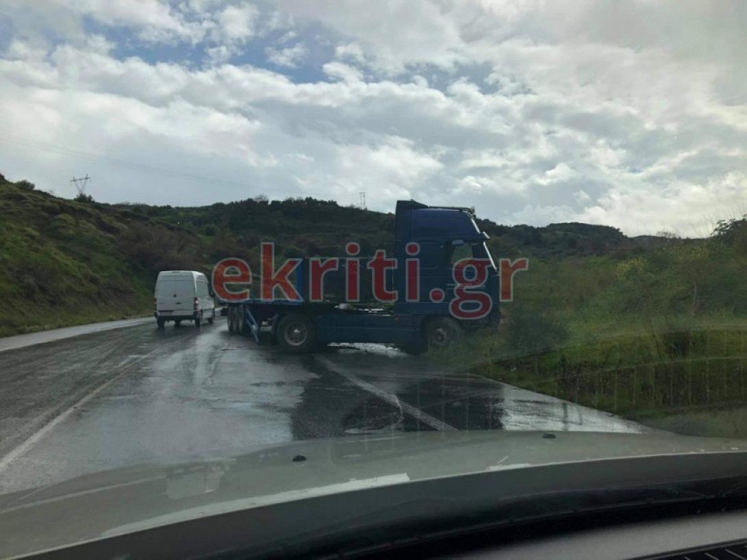 Εξετράπη της πορείας η νταλίκα