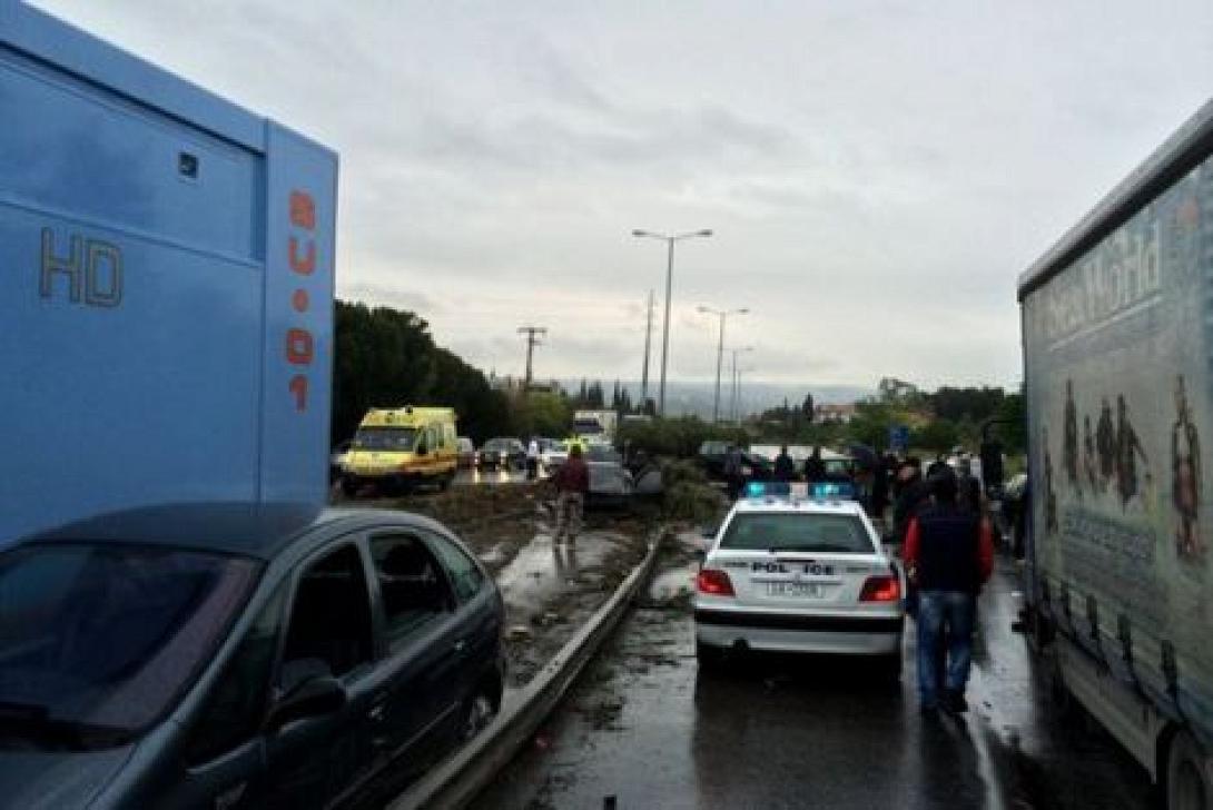 Ανατράπηκε φορτηγό κοντά στην Πιερία, ελαφρά τραυματισμένος ο οδηγός