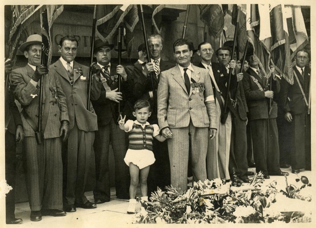 o_stelios_amanakis_sto_mnimeio_toy_agnostoy_stratioti_sti_lille_tis_gallias_se_epeteiaki_ekdilosi_veteranon.jpg