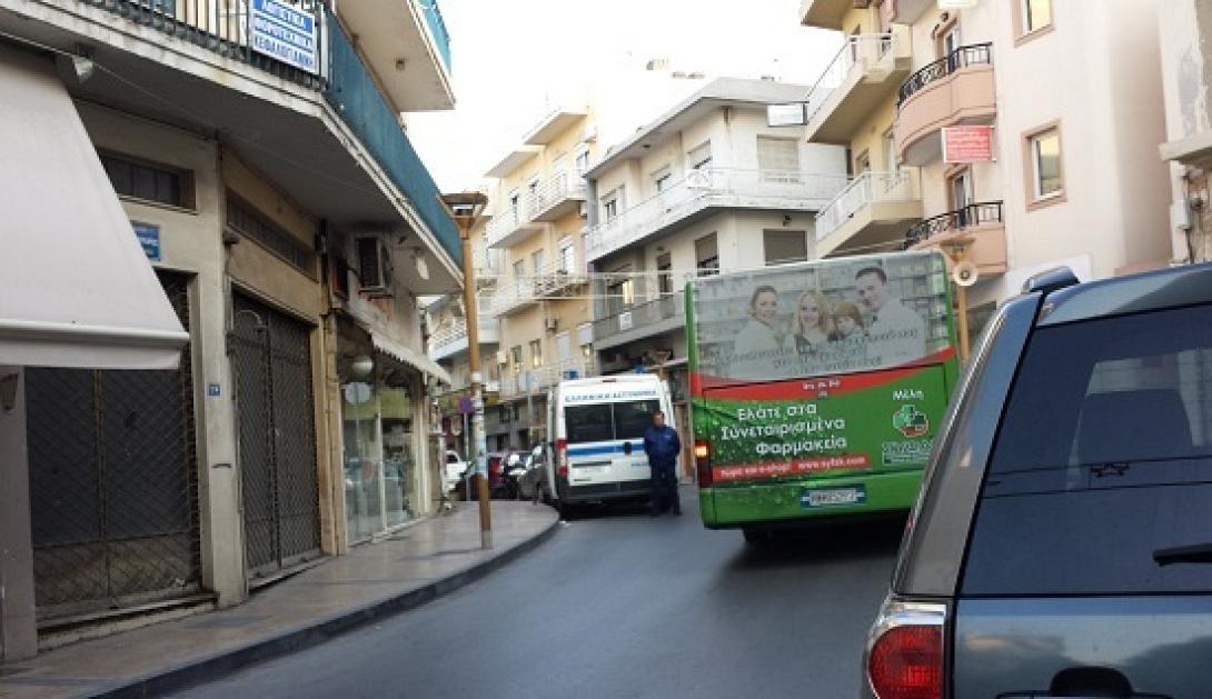Όχημα της αστυνομίας εμποδίζει την κυκλοφορία στο κέντρο του Ηρακλείου