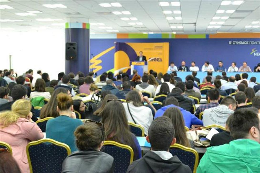 Αποθέωση Καραμανλή στην ΟΝΝΕΔ