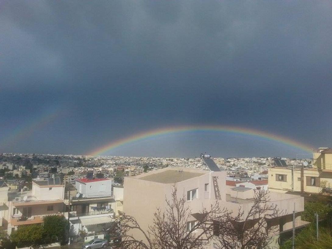 Το ουράνιο τόξο "έσκασε μύτη" στον Ηρακλειώτικο ουρανό (φωτο)
