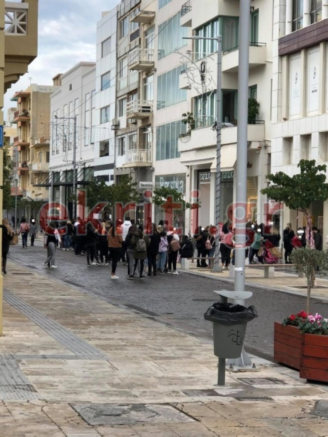 Ουρές και σήμερα έξω από καταστήματα στο Ηράκλειο