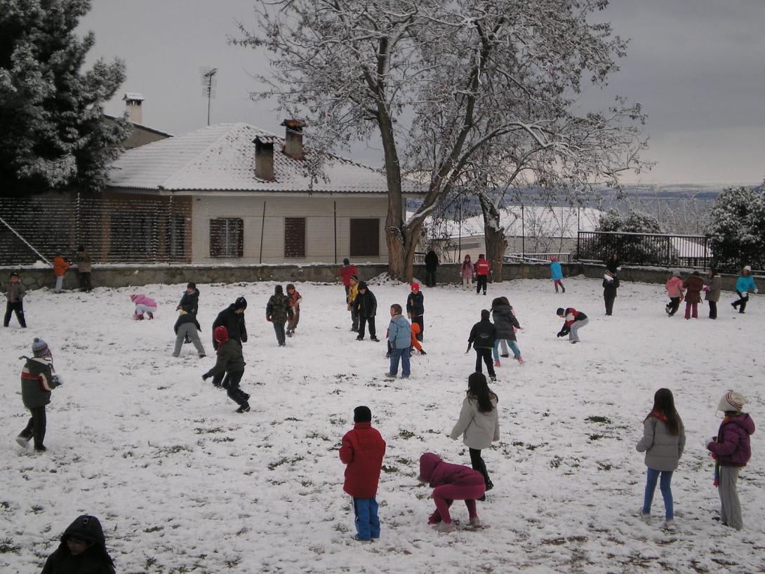 Κλειστά τη Δευτέρα λόγω χιονιού όλα τα σχολεία της Αγίας Βαρβάρας και του Ρούβα