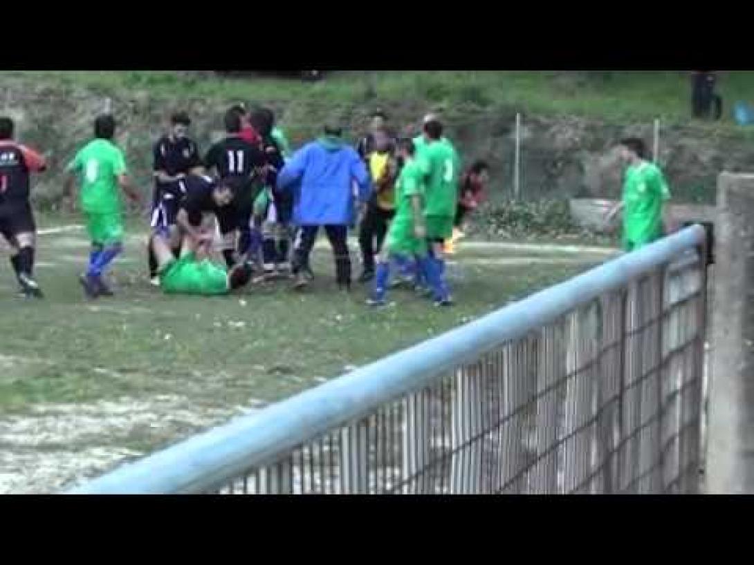 Πολύ ξύλο σε γήπεδο της Ηλείας (video)