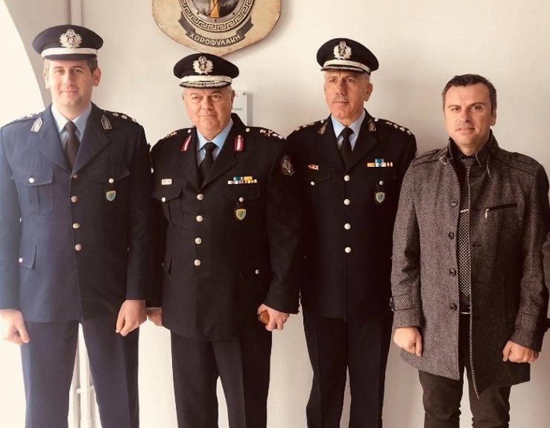 Από αριστερά: Ο διοικητής του Τμ. Τροχαίας Αγ.Νικολάου Π. Ζερβάκης, ο Περιφερειακός Αστυνομικός Δ/ντής Κρήτης Α.Ρουτζάκης, ο Αστυνομικός Δ/ντής Λασιθίου Μ. Παπαδάκης και ο Πρόεδρος της Παγκρήτιας Ένωσης Αστυνομών ΕΛΑΣ Στ. Καρακούδης