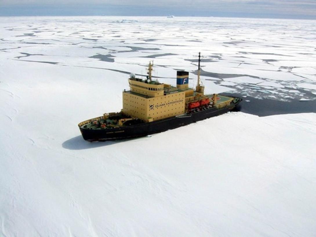 Παγοθραυστικό για τον απεγκλωβισμό του ερευνητικού σκάφους στην Ανταρκτική