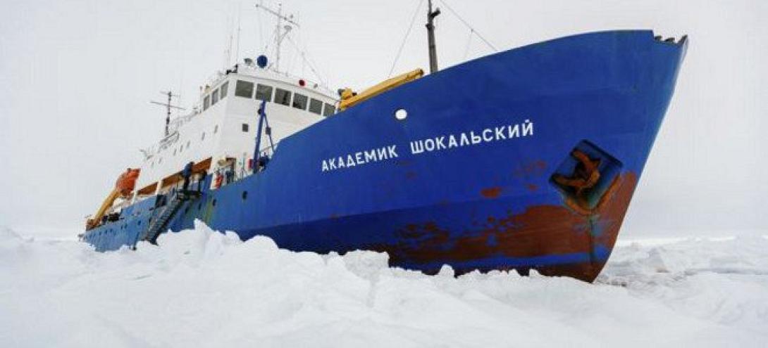 Απεγκλωβίστηκε από τους πάγους το κινεζικό παγοθραυστικό