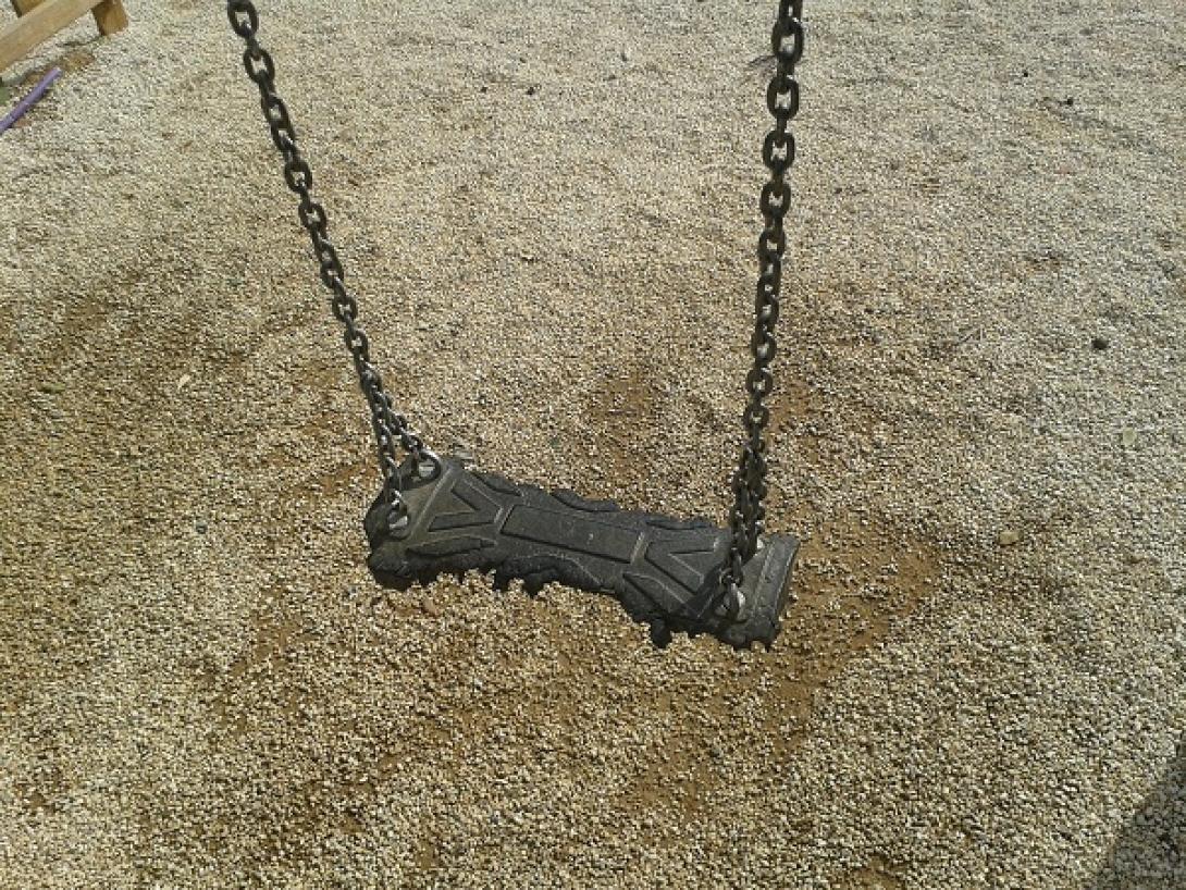 Παιδικές χαρές ... για κλάματα στο Ηράκλειο (φωτορεπορτάζ)