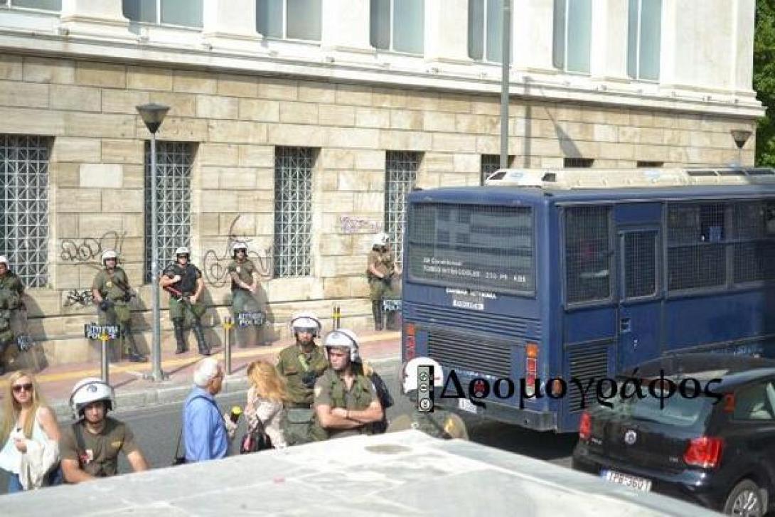 Ένταση κι επεισόδια μεταξύ φοιτητών και ΜΑΤ στο Πανεπιστήμιο Αθηνών