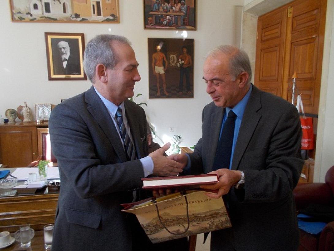 Στο Ηράκλειο ο πρόεδρος του ΕΚΑΒ - &quot;Ερχονται 25 ασθενοφόρα στην Κρήτη&quot;