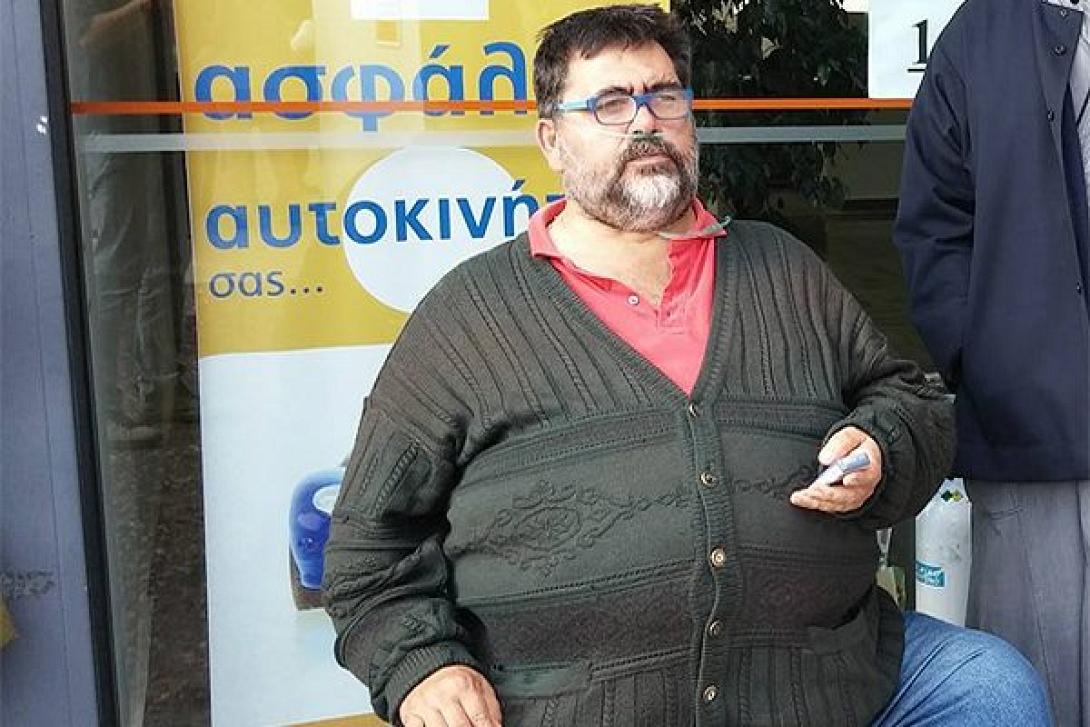 &#039;Εβγαλε τα ράσα και διαδήλωσε κατά του &quot;άδικου φόρου&quot;