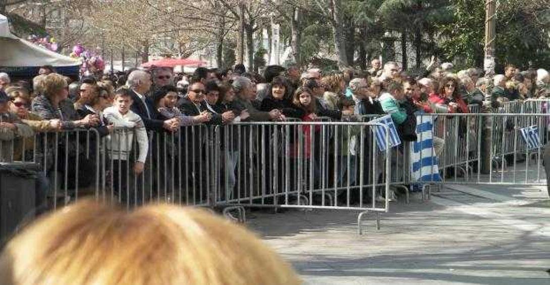 Ο Μπουτάρης δηλώνει ενοχλημένος με τα ... κάγκελα