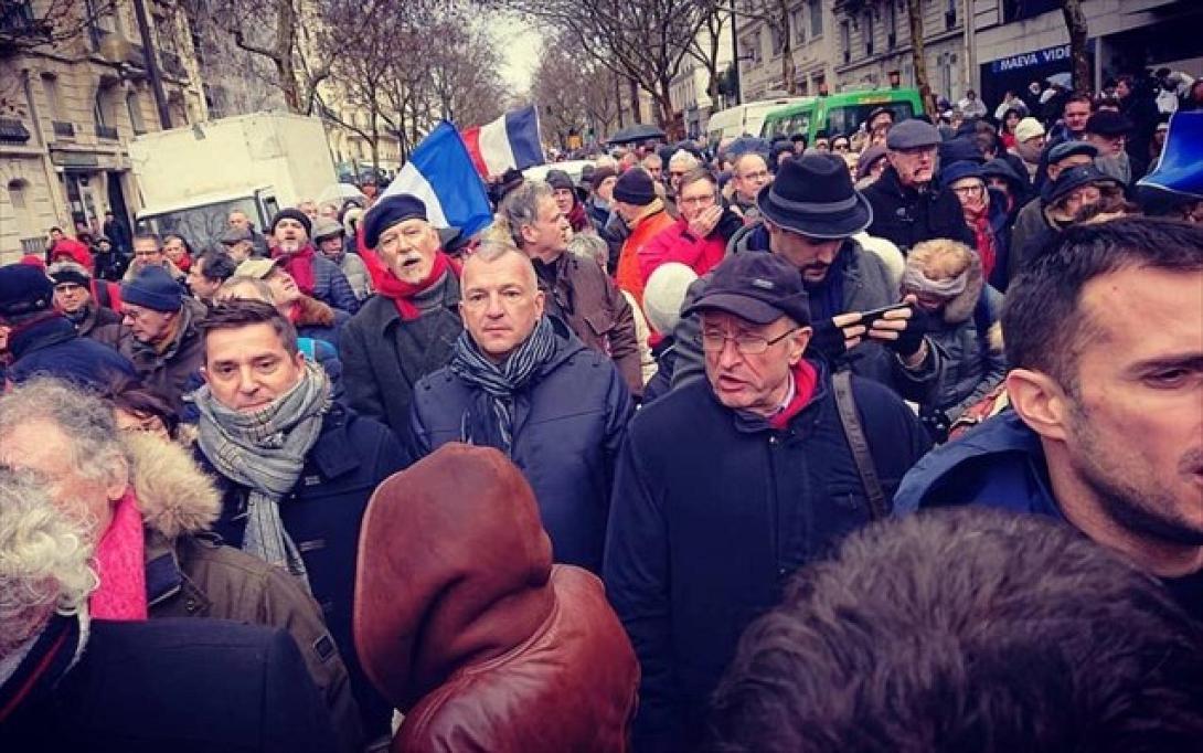 parisi-kokkina-foularia.jpg