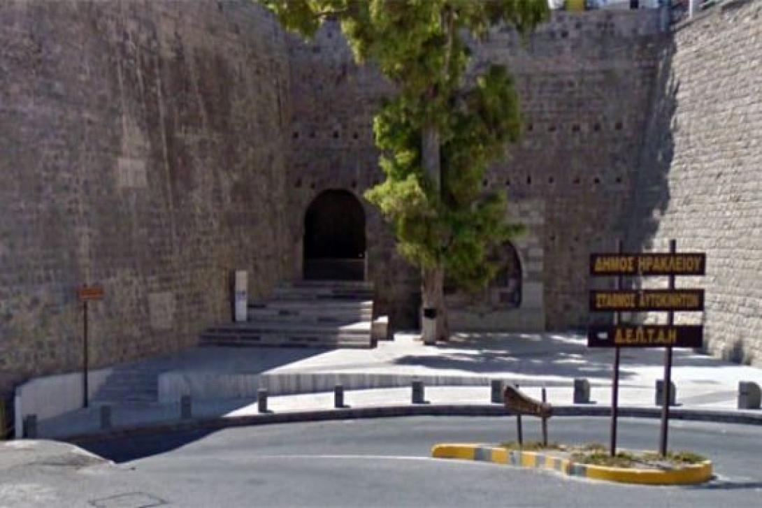 Το "εμπόριο" της στάθμευσης στο Ηράκλειο - Το ΚΑΣ σύρεται σε κλείσιμο κάθε ελεύθερου χώρου