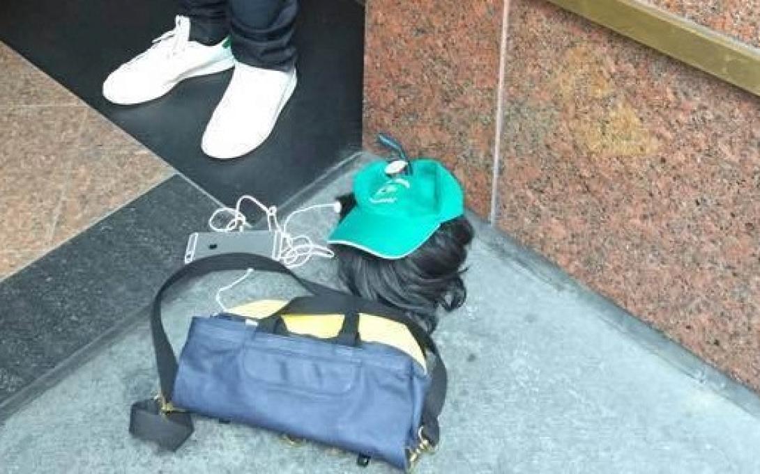 περούκα δημοσιογράφοι