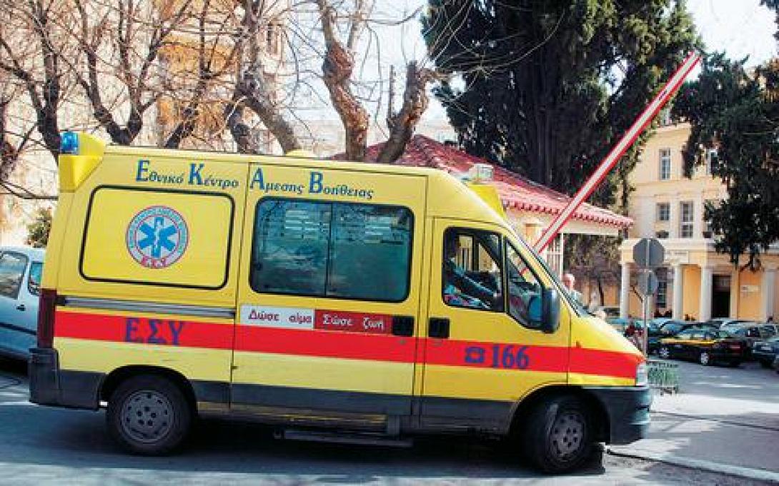 Σοκ στο κέντρο της Αθήνας - Άστεγος πήδηξε στο κενό (βίντεο)