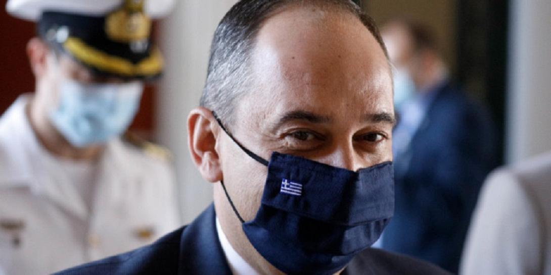 πλακιωτάκης μάσκα
