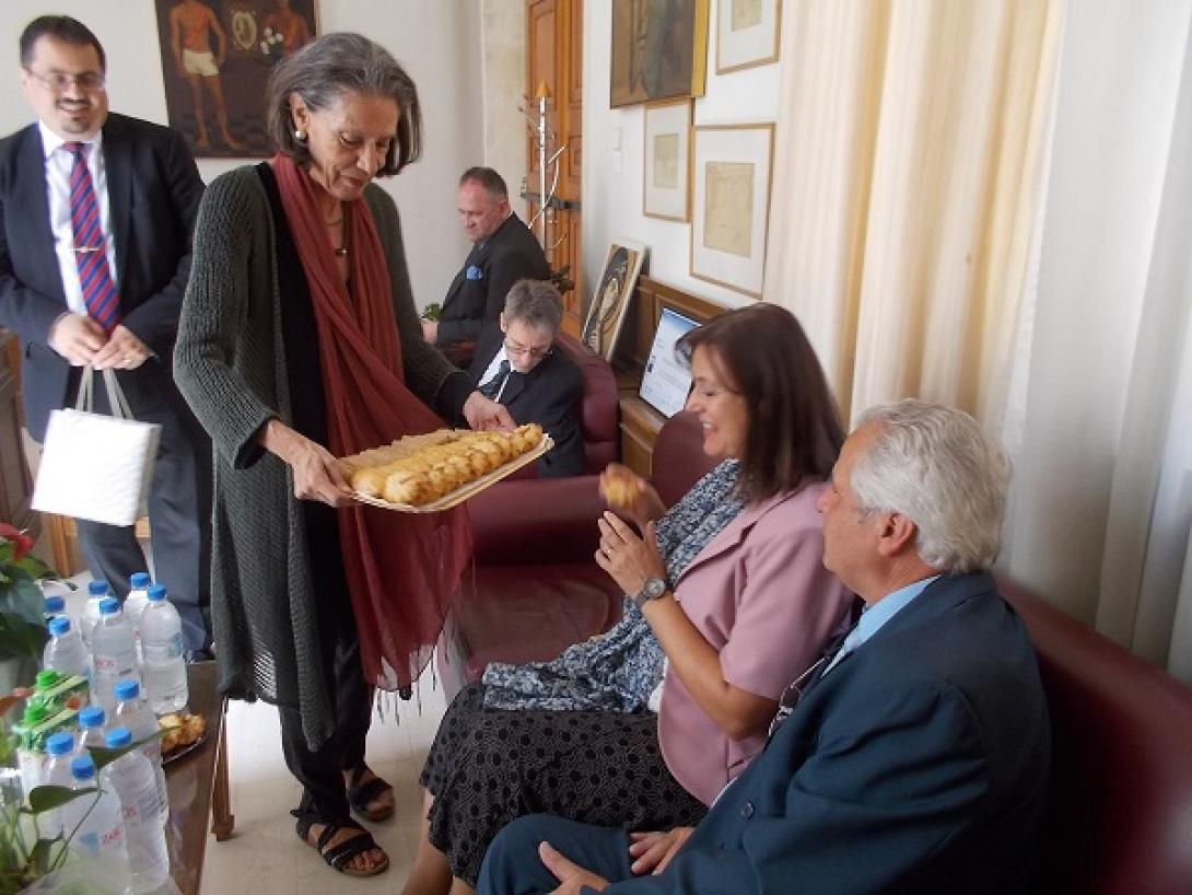 Τα κουλουράκια και η ευγένεια της κ. Πλεύρη κέρδισαν τους Πρέσβεις