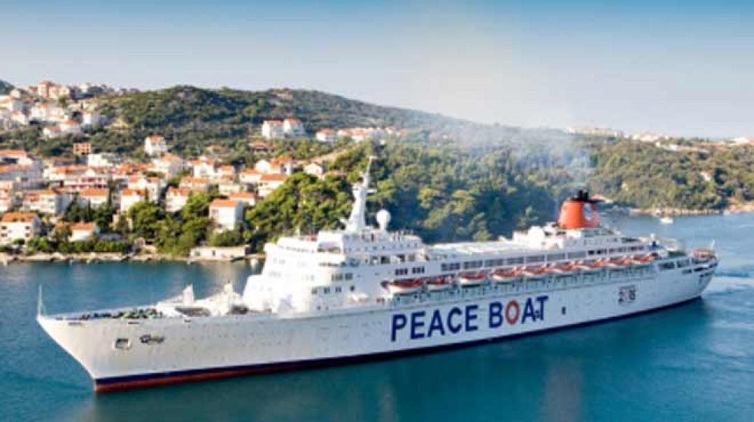 Το πλοίο της ειρήνης κατέπλευσε στο λιμάνι του Πειραιά