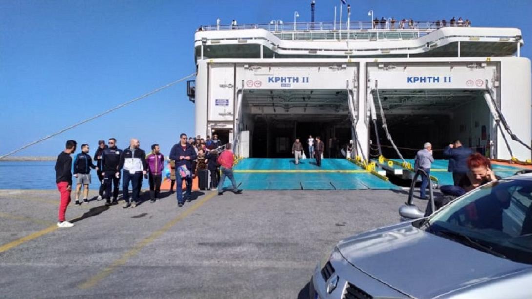 Βγαίνουν από τα πλοία οι επιβάτες