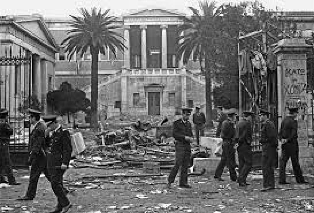 Αστυνομικοί στο Πολυτεχνείο μετά την εισβολή του τανκ