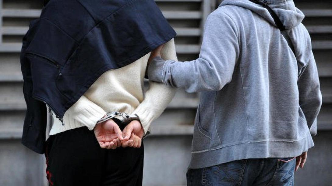 police_prison_menotte_gerard_julien_afp_5d5d25c5e31bc_0.jpg