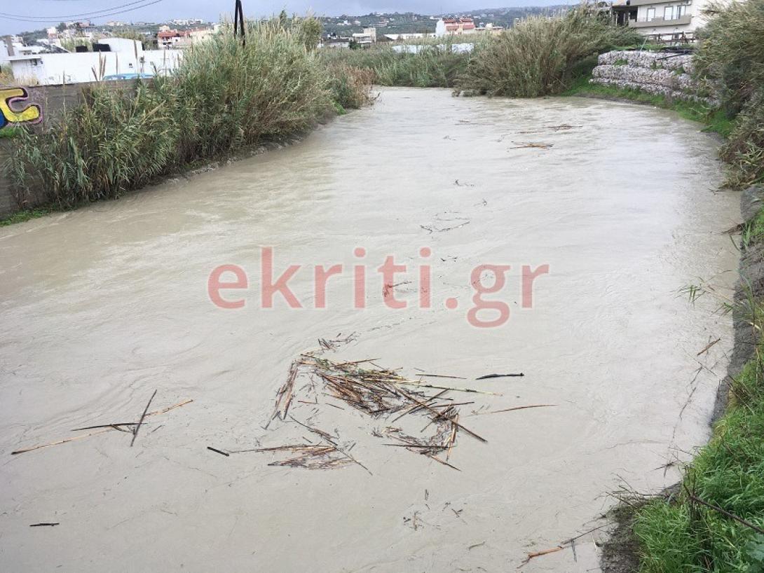 Η κακοκαιρία έχει φουσκώσει τον ποταμό