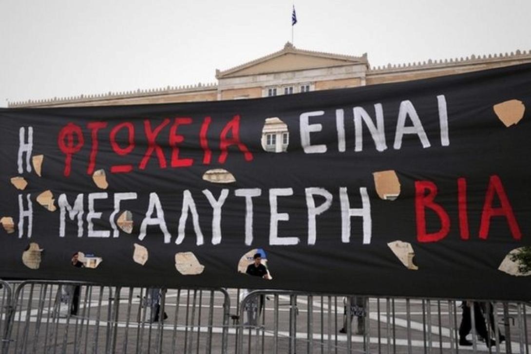Η Ελλάδα καταρρέει, οι πολιτικοί στον κόσμο τους
