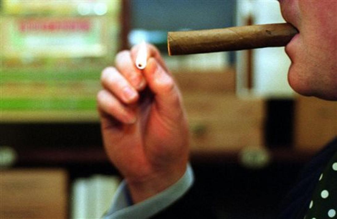 Ξανάφεραν την τροπολογία για τα τσιγάρα... μαζί με τα πούρα