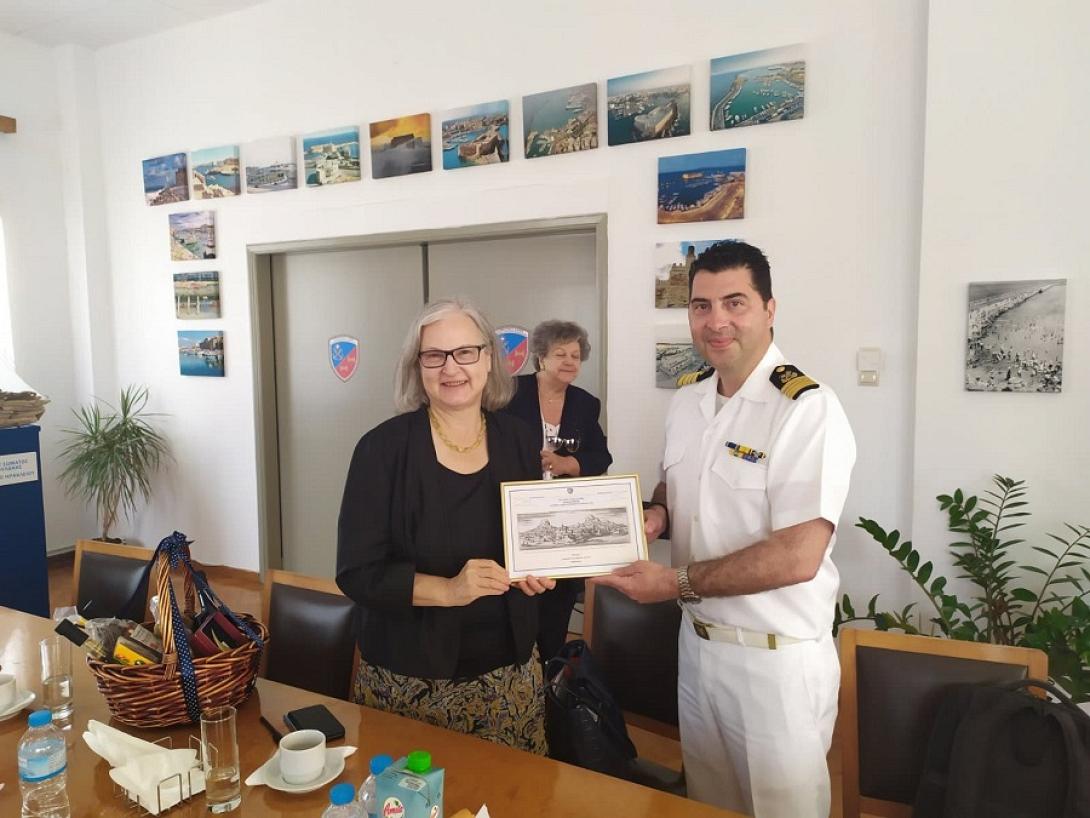 Η Πρέσβειρα με τον Λιμενάρχη Ηρακλείου, Ευθύμιο Δουβή