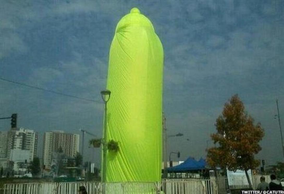 'Ενα τεράστιο προφυλακτικό στήθηκε στο Σαντιάγκο της Χιλής