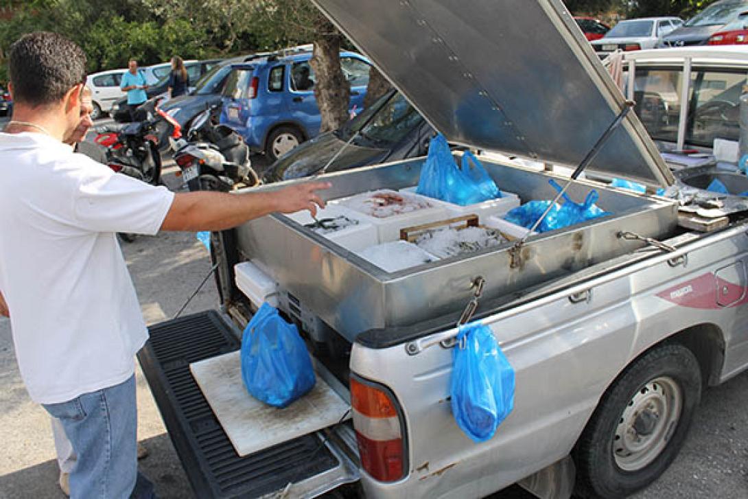 "Ψάρια πουλάω και δε με νοιάζει"... έξω από τον ΟΑΕΔ!