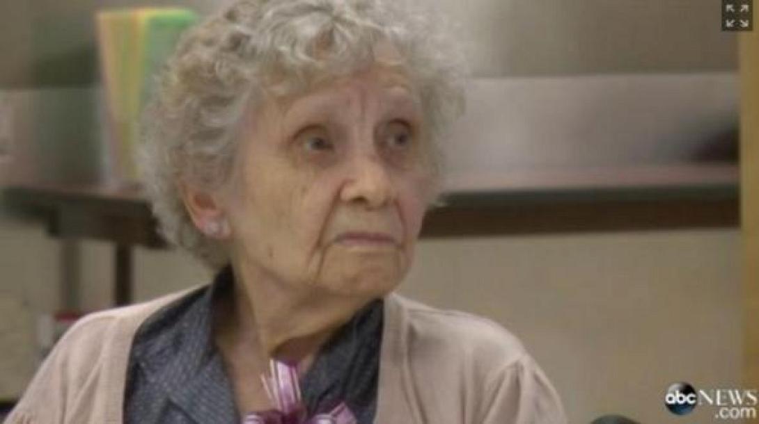 Ποτέ δεν είναι αργά - Πήρε το πτυχίο της στα ... 99 της !