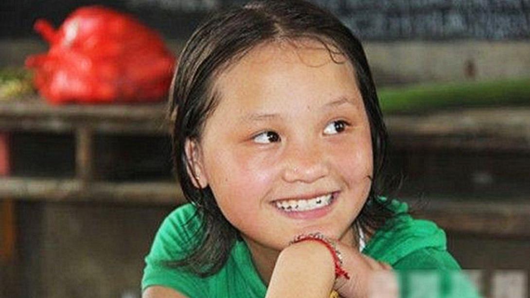 Μαθήματα ανθρωπιάς από την Κίνα - Κουβαλάει τη φίλη της στο σχολείο