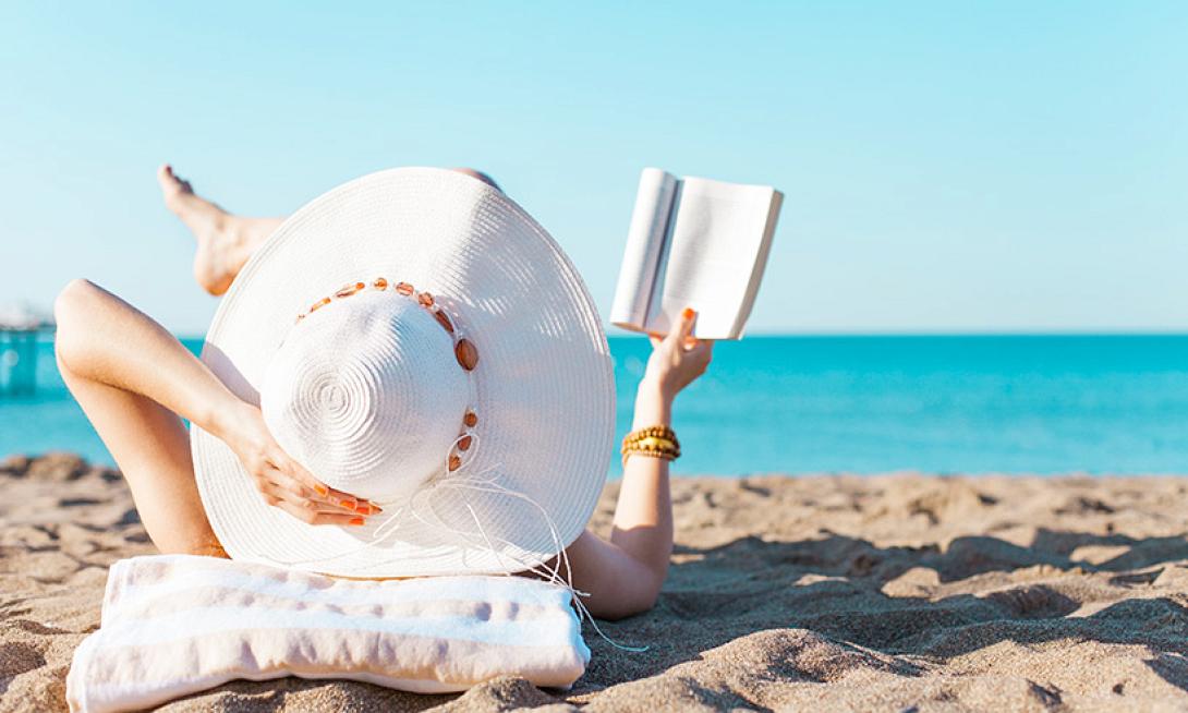 καλοκαίρι παραλία διακοπές διάβασμα γυναίκα