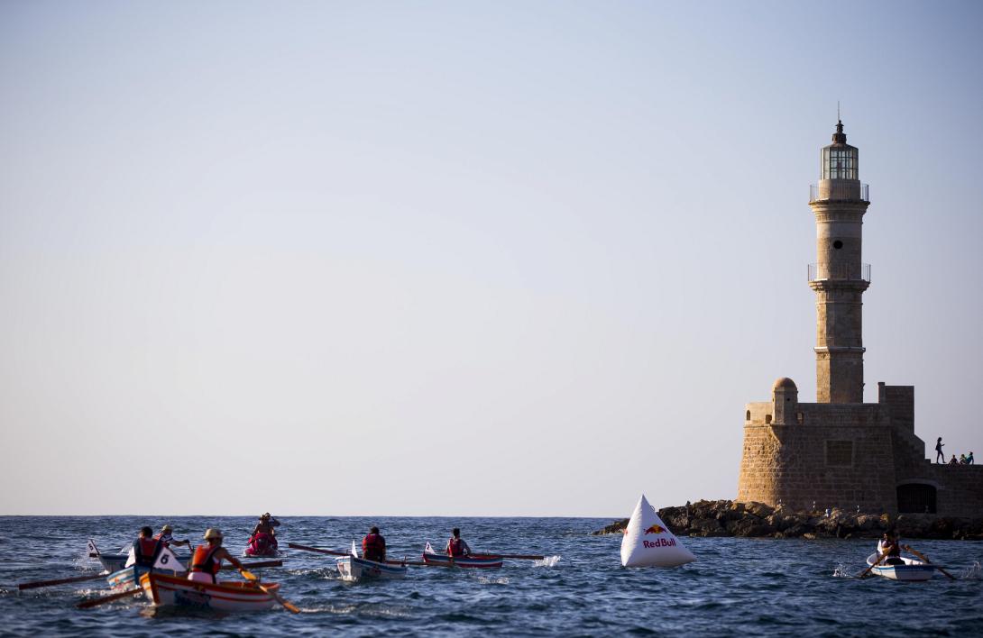 Παραδοσιακή κωπηλασία στο Ενετικό Λιμάνι των Χανίων