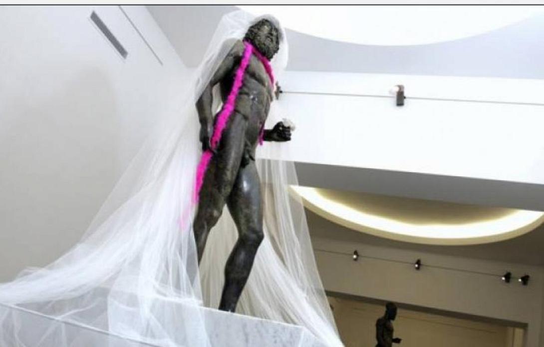 Η "τέχνη" του ό,τι να 'ναι. Αρχαιοελληνικά αγάλματα με ροζ κορδέλα και τούλι