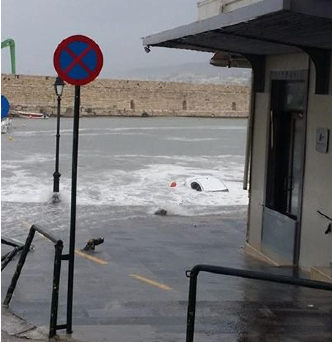 Η θάλασσα &quot;καταπίνει&quot; αυτοκίνητο στο λιμάνι του Ρεθύμνου! (φωτο)