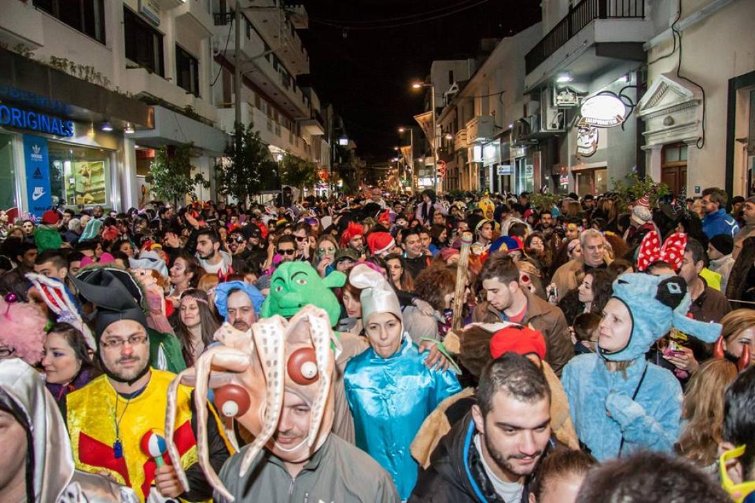 Ξέφρενο κέφι στο Ρέθυμνο που &quot;βουλιάζει&quot; από επισκέπτες