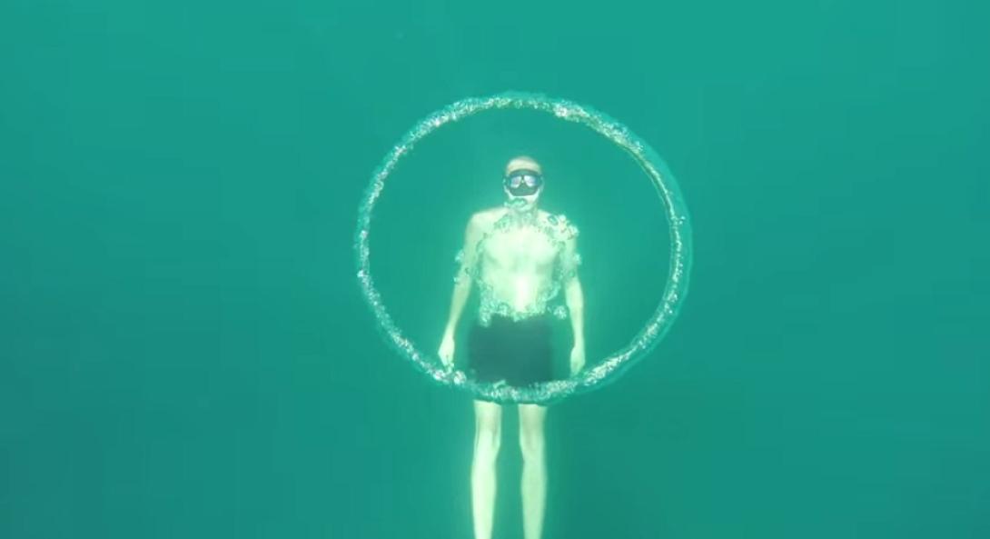 Τα τέλεια υποβρύχια "δαχτυλίδια"! (βίντεο)