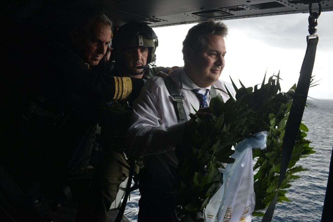 Τουρκικά F-16 &quot;ενόχλησαν&quot; τον Πάνο Καμμένο στη ρίψη στεφάνου στα Ίμια