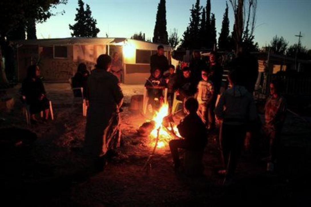 Μπλόκα και φωτιές στην Αθήνα από διαδηλωτές Ρομά
