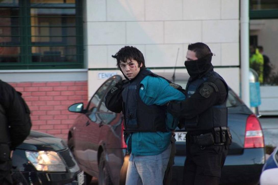 Με τα βιβλία υπό μάλης ο Νίκος Ρωμανός